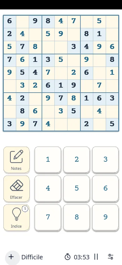 Partie Difficile en cours dans l’app Sudoku sur téléphone, thème clair : grille remplie aux deux tiers, chiffres donnés en foncé et chiffres posés en bleu, boutons Notes, Effacer et Indice à gauche du pavé de chiffres, niveau et chronomètre en bas.